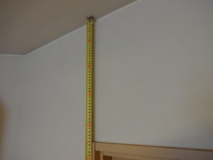 コンベックスで天井高を分割して測る　天井からドア上縁