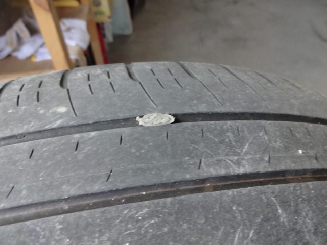 車のタイヤパンク修理を自分でする方法｜修理キットの使い方を写真で解説 | なんでもDIY