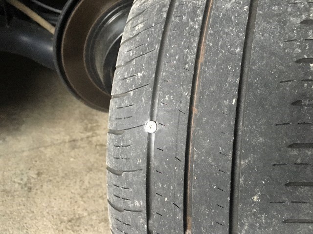 タイヤがパンク　釘ビスが刺さっている
